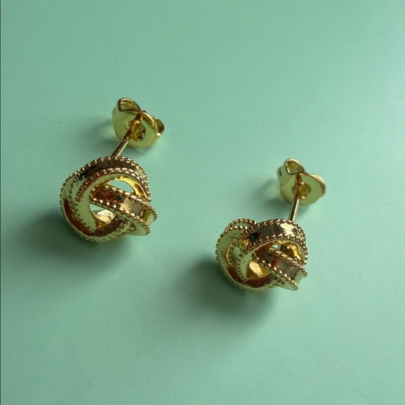 New! Gold Knot Stud Earrings (3568) - Picture 3 of 3